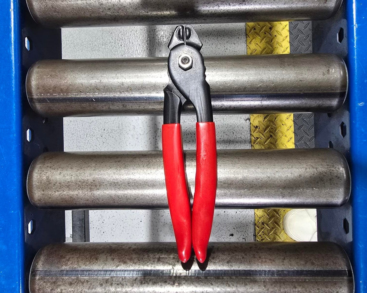 Hand hog ring plier