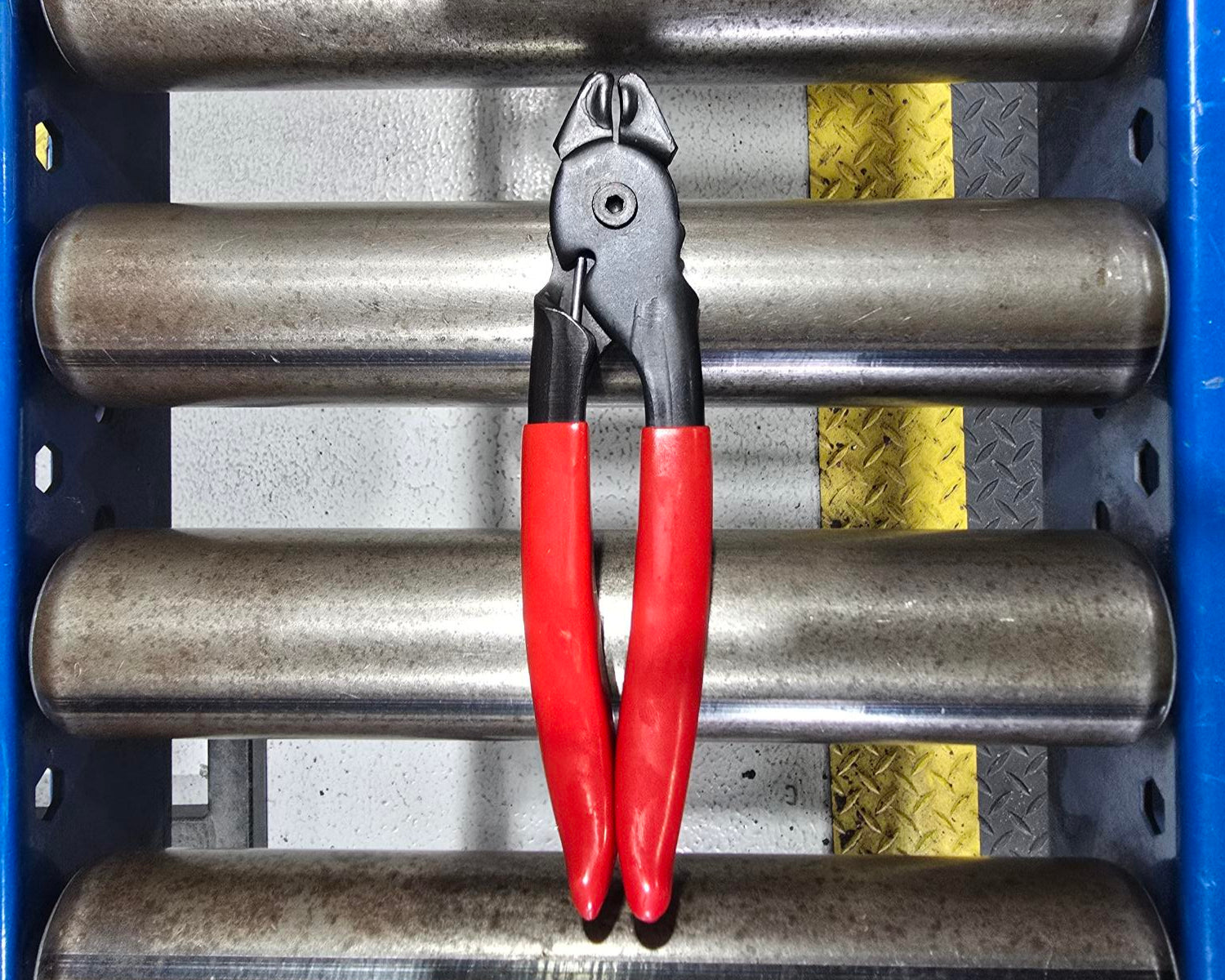 Hand hog ring plier