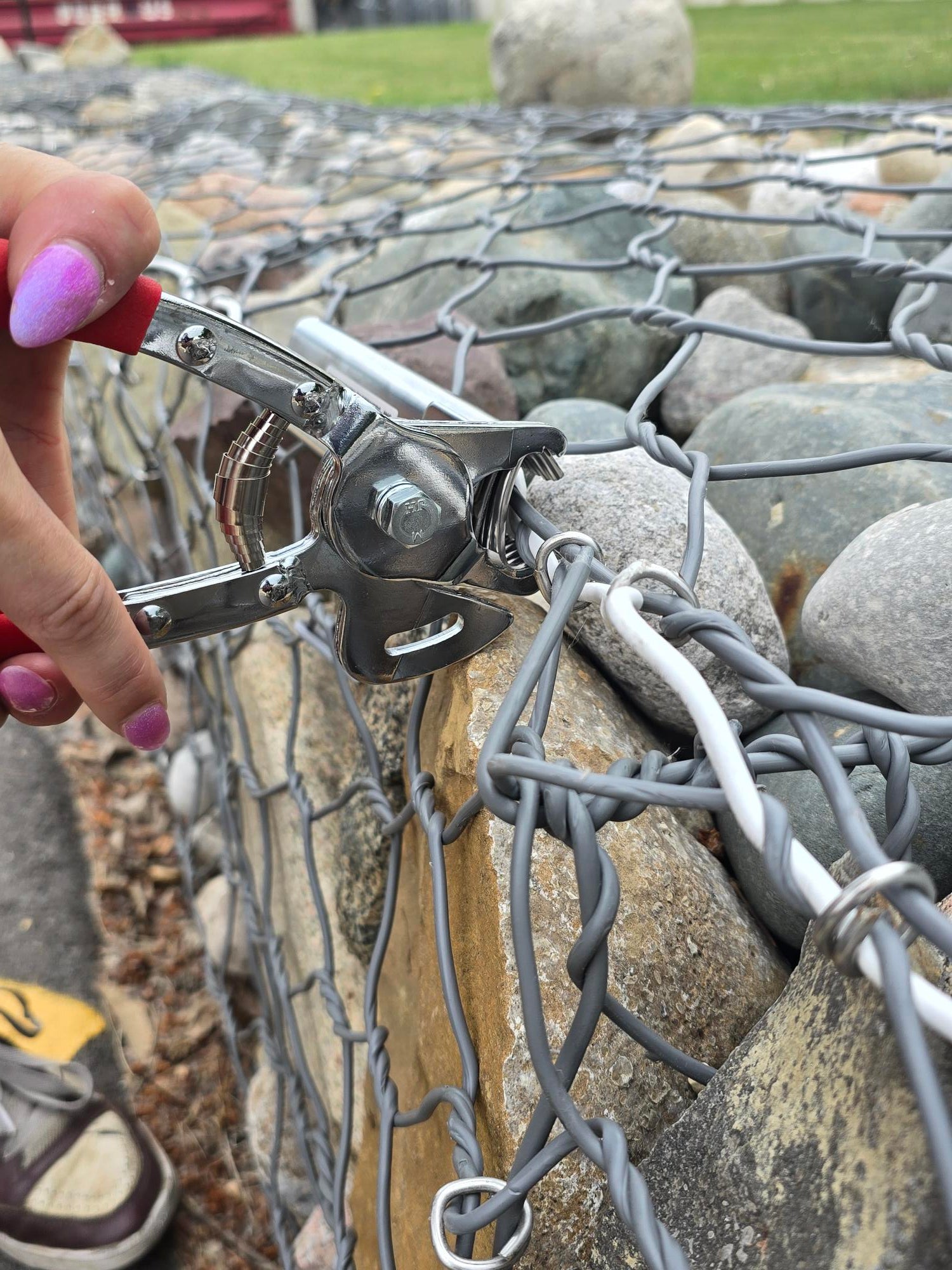 Pro Grade Hog Ring Tool and American Made 9 Gauge Hog Rings for Chainlink Fencing, Cattle Panels